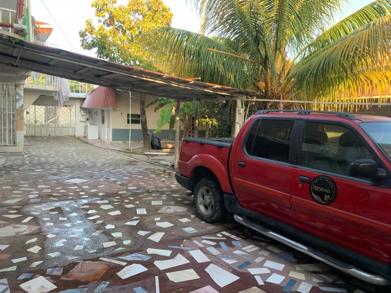 Hotel&Hostal Trinidad La Ceiba Exteriör bild